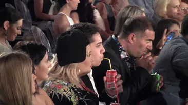 Clejanii fac totul la indigo. Vezi cum sorb cu paiele din cutiile de suc in sincron si cat de fascinati sunt de realizarea lor