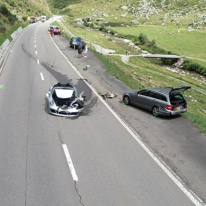 Accident de peste 3 milioane de euro! Un Bugatti Chiron și un Porsche 911 s-au ciocnit pe o șosea din Alpii Elvețieni