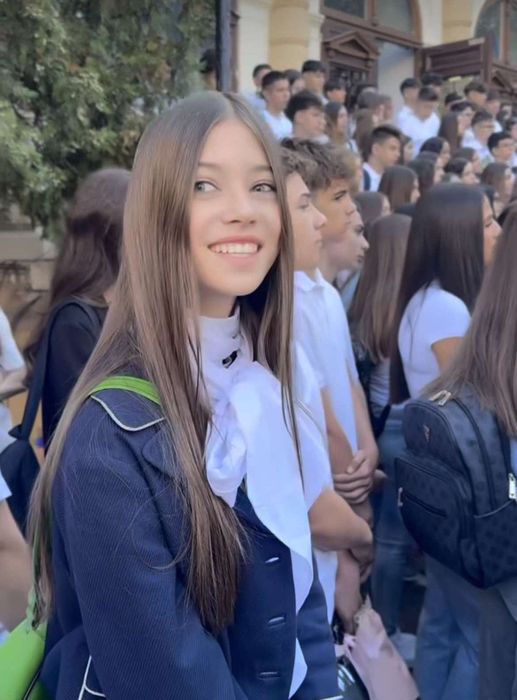 Ținuta purtată de Mikaela, fiica Iuliei Albu, în prima zi de liceu