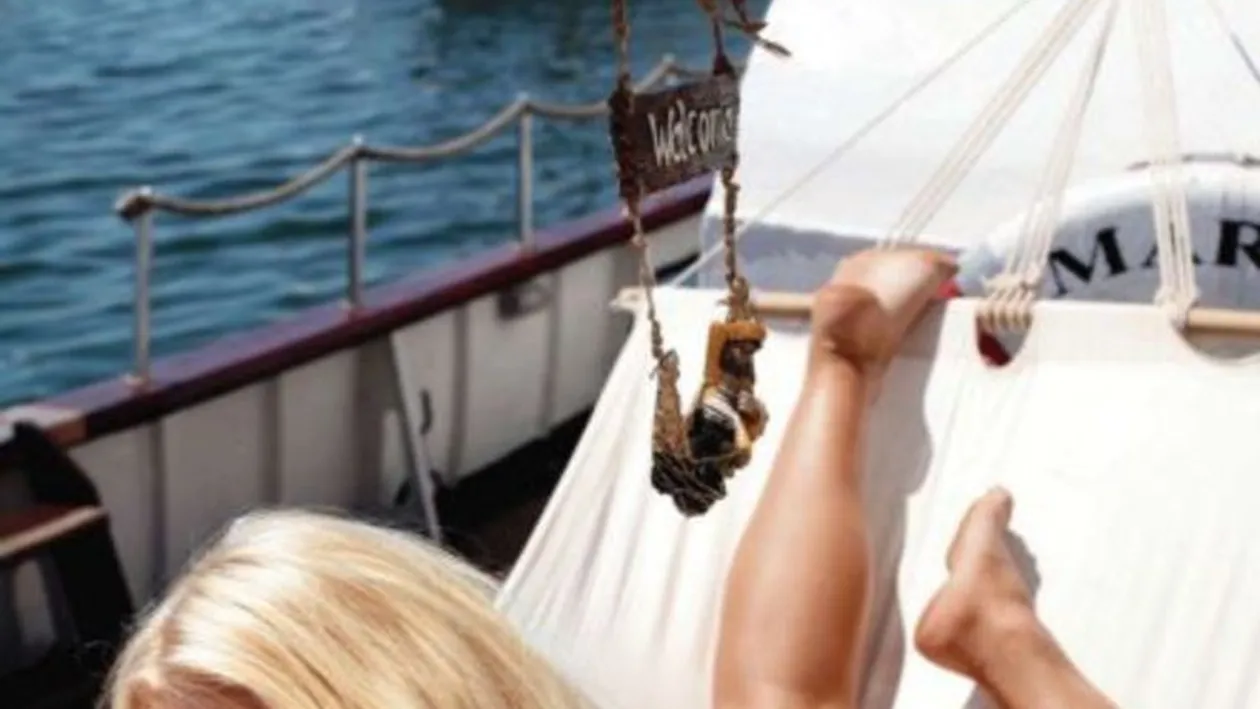 Roxana Nemes i-a luat fata Andreei Marin? Sexoasa blonda i-a innebunit pe turci cu formele ei