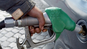 Benzina se ieftineste la cote record pentru francezi si americani