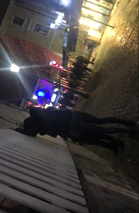 O lipește pe prietena ei de gard pentru ca aceasta să se calmeze