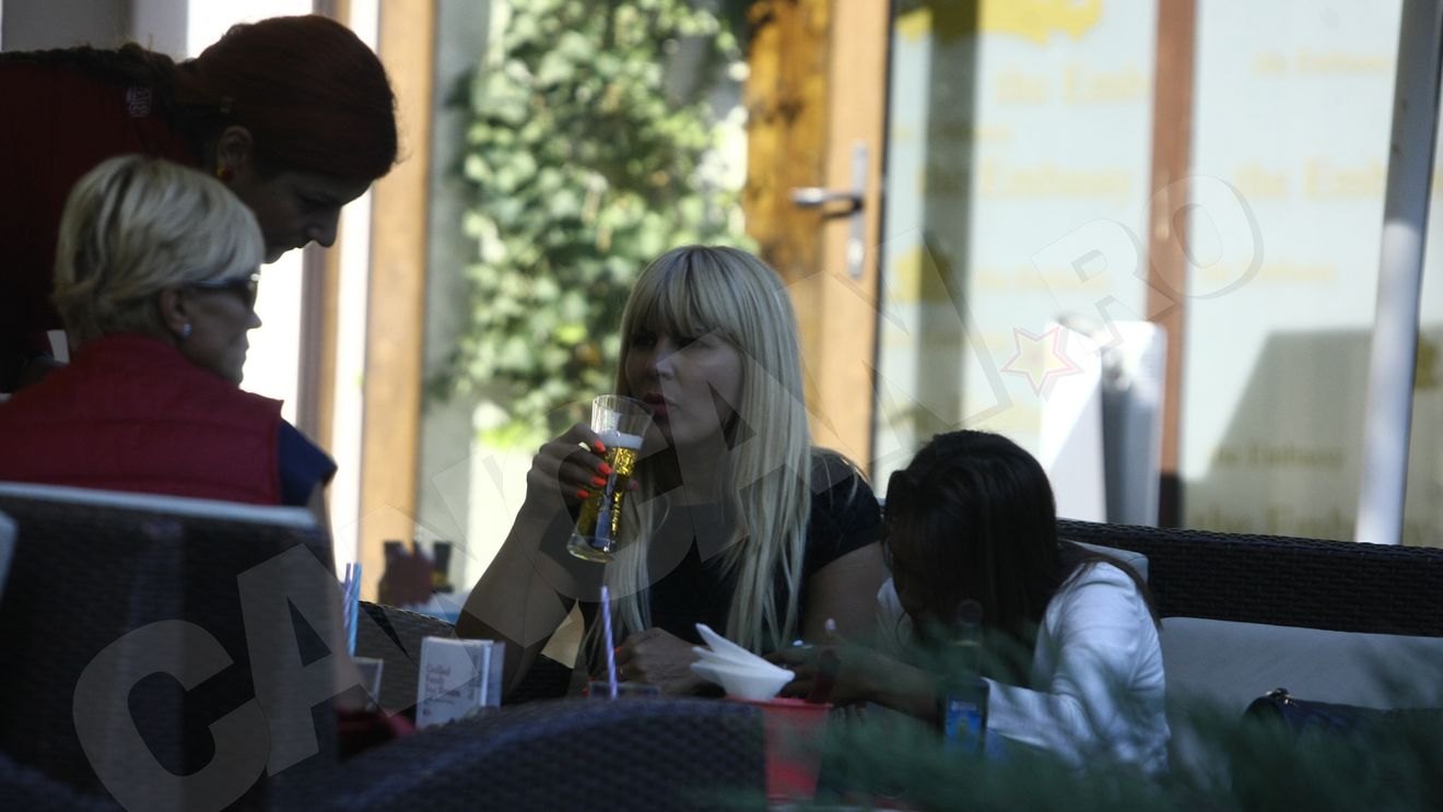 Ce a făcut Elena Udrea IMEDIAT după ce a fost audiată în dosarul lui Vasile Blaga. A băut o bere cu…


