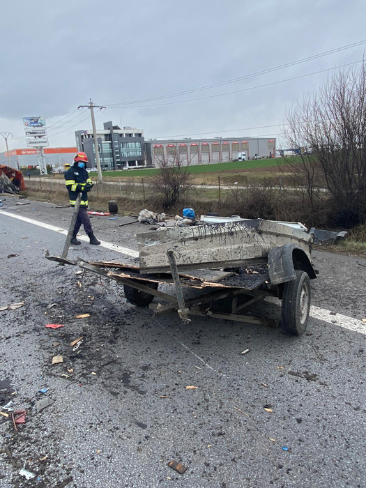 Accident grav pe A1. Un tir și o autoutilitară s-au ciocnit. Șoferii și pasagerii au scăpat ca prin minune