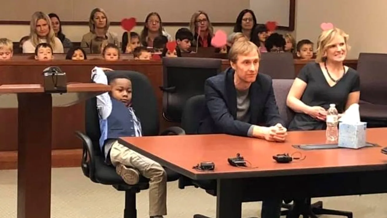 Un băiețel de cinci ani a fost adoptat și și-a chemat toată clasa în sala de judecată ca să sărbătorească