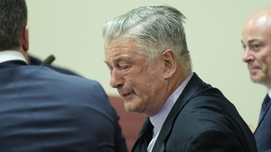 Alec Baldwin, în lacrimi în sala de judecată! Actorul a scăpat de acuzații după ce a împușcat-o mortal pe Halyna Hutchins, pe platourile de filmare