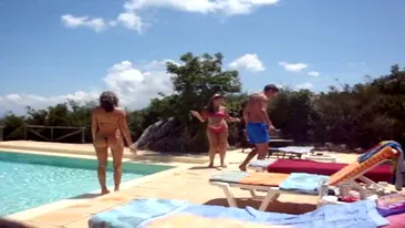 Danseaza pe manele date la maxim, la marginea piscinei!