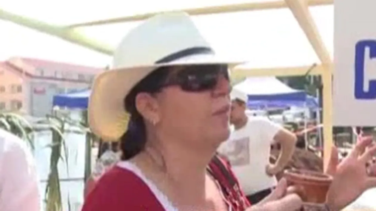 In timp ce Serban Ionescu este imobilizat la pat, Magda Catone s-a distrat la un festival din Olt cu vin la cana!