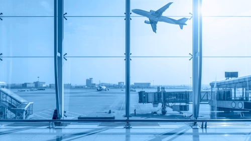 Probleme pe aeroportul din Cluj-Napoca! Un avion nu a putut ateriza din cauza vremii. Ce măsură de urgență au luat piloții