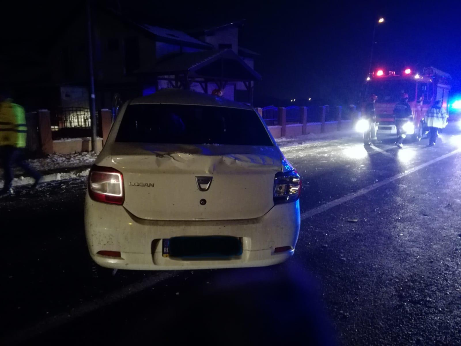 Accident violent în Târgu Mureș! Doi răniți grav, după ce mașina în care erau s-a izbit de un cap de pod și s-a răsturnat