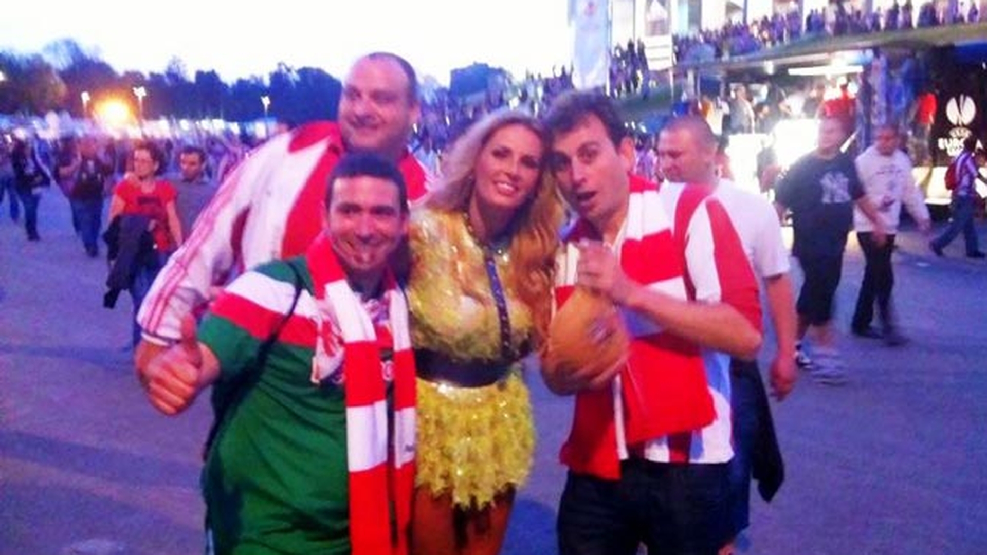 VIDEO Andreea Banica i-a fermecat pe suporterii spanioli: "Fetele din Romania e cele mai frumoase!" Vezi ce a invatat diva de la ei si ce impresie i-au facut