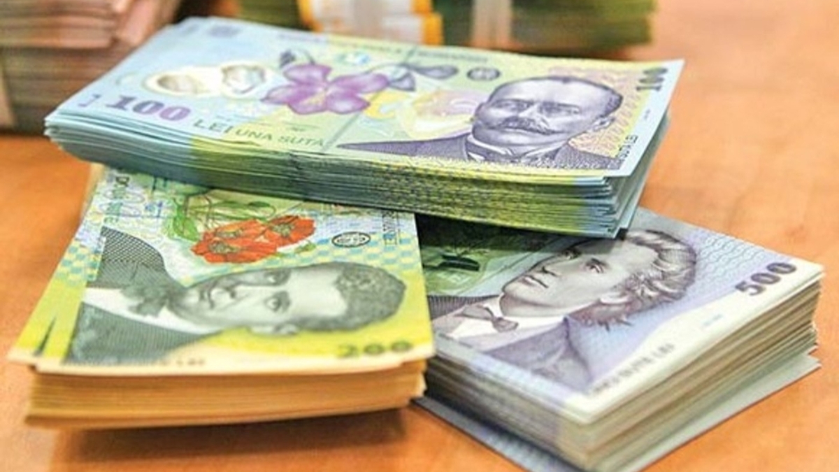 Cu banii pe care îi țin românii la saltea ai putea cumpăra toate casele din județul Sibiu! Suma a crescut cu 12% față de anul trecut