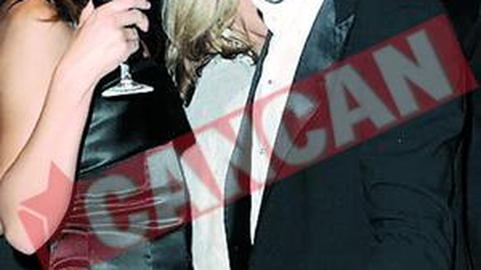 Iubita lui George Clooney musca