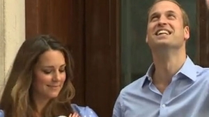 Primele imagini cu BEBELUSUL REGAL! Kate si Printul William l-au prezentat englezilor: "Suntem foarte emotionati"