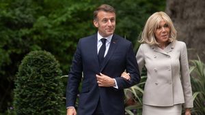Modul incredibil prin care Emmanuel Macron vrea să le dovedească tuturor că Brigitte e femeie! S-a săturat de controverse