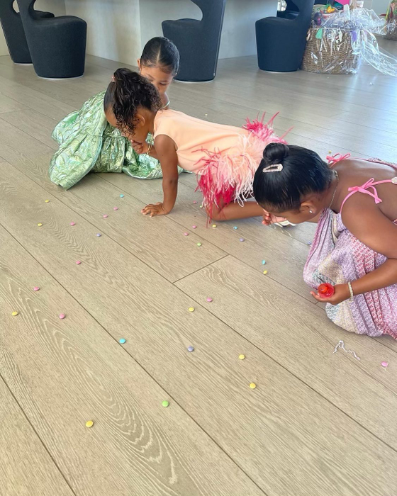 Kim Kardashian, gafă uriașă de ziua surorii sale. Amuzată, Kourtney Kardashian a publicat imaginile rușinoase | FOTO