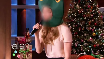 Una dintre cele mai frumoase femei de la Hollywood s-a costumat în broască şi a cântat rap! Un video ce o să-ţi placă la culme!