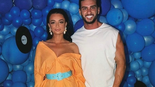 Iubita lui Dorian Popa a renunţat la sutien, şi-a ridicat tricoul şi s-a lăsat pozată într-o ipostază incitantă