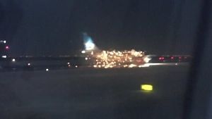 Scene incredibile pe aeroportul din NEW YORK! S-a auzit o explozie, apoi un avion de pasageri a luat foc în timpul decolării