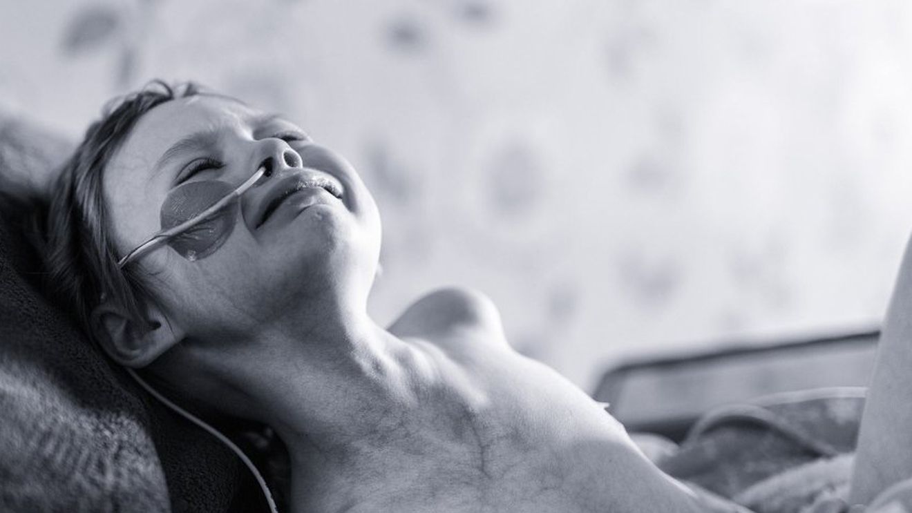 O fetiţă de 4 ani a fost diagnosticată cu cancer în fază terminală! Tatăl micuţei a surprins în imagini adevărata faţă a cumplitei boli. GALERIE FOTO COPLEŞITOARE