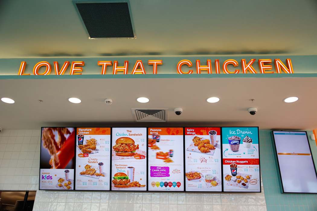 Popeyes România deschide primul restaurant de tip Drive-Thru din țară