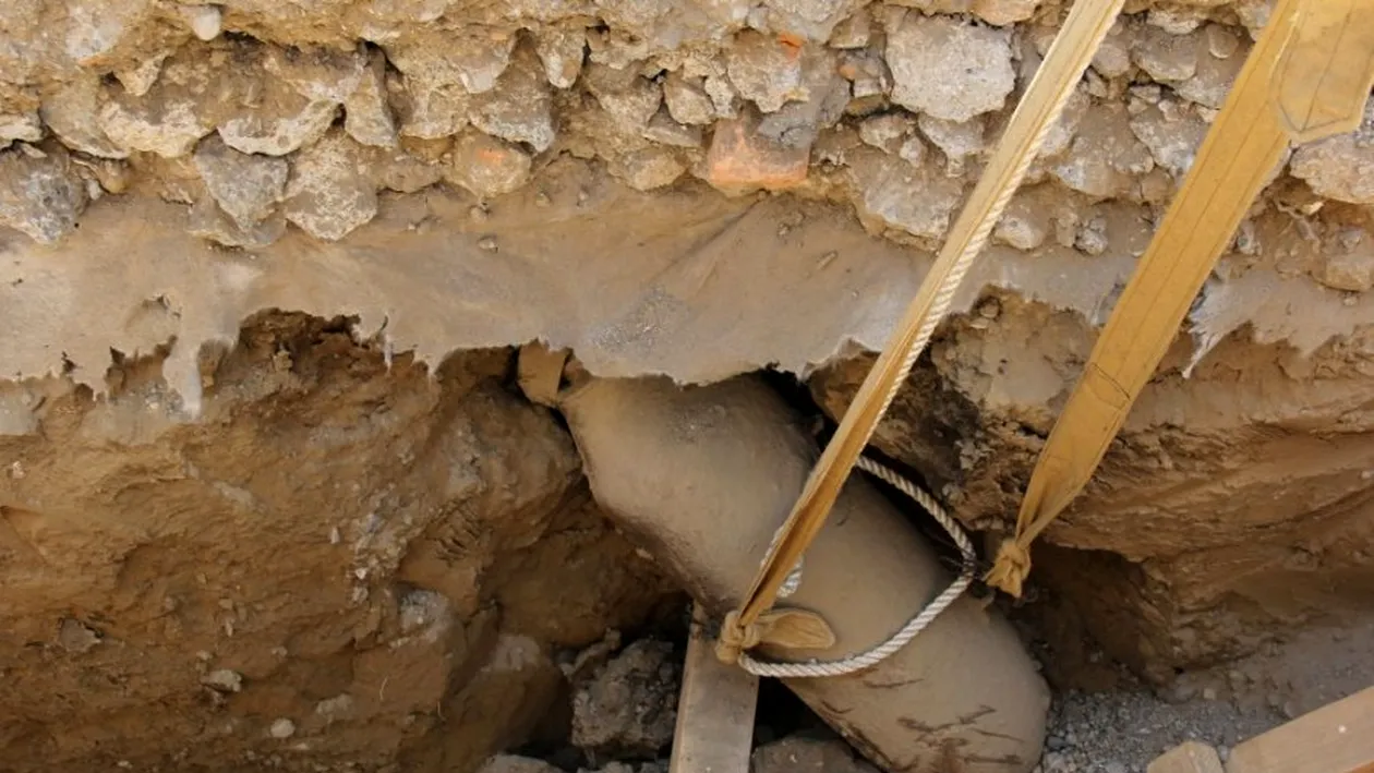 Pericol de explozie la Galați: un utilaj agricol a scos din pământ o bombă de aviație