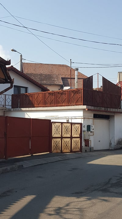 Marieta Tămaş şi fiul ei au rămas în vila familiei