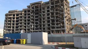 Blocul fantomă a fost demolat spectaculos, în Capitală