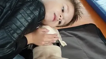 VIDEO INCREDIBIL. Un polițist din Slatina și-a învățat fiul de cinci ani să facă o resuscitare