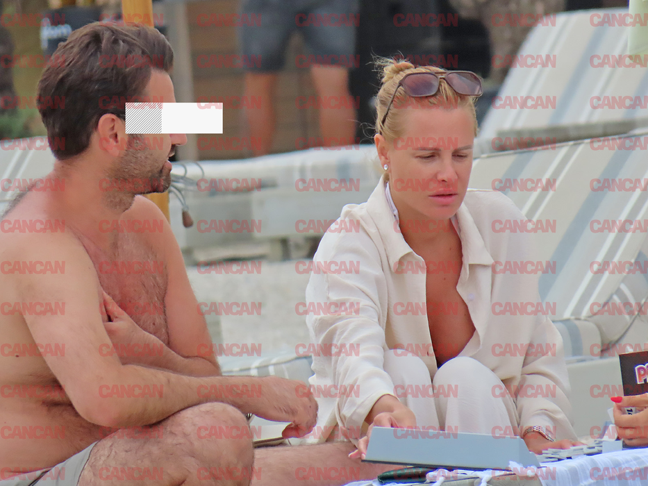 Milena Cotabiță cu prietenii pe plajă în Mamaia