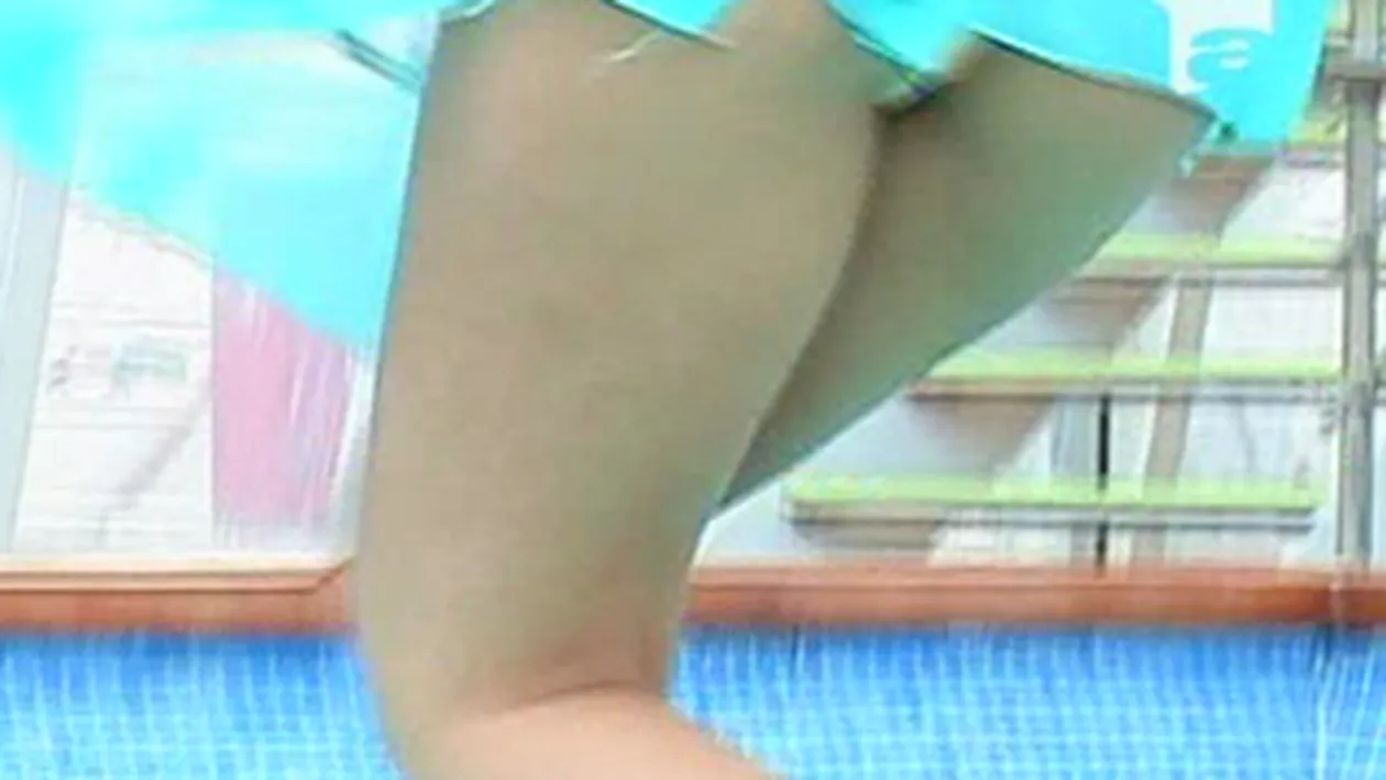 VIDEO Adelina Pestritu, in genunchi in fata lui Robert Miu! Uite ce fundulet apetisant are!