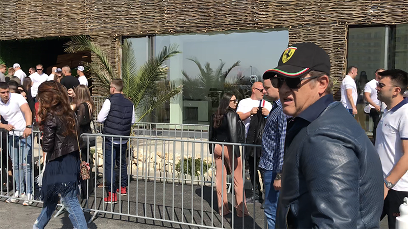 Germani și domnișoara care era cu el se apropie de intrarea în club, după ca au predat mașina