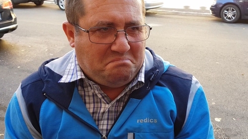 VIDEO Tatăl din Arad care şi-a snopit copilul în bătaie pentru că nu a închis poarta a fost reţinut, apoi plasat sub control judiciar. Ce spune mama băieţelului bătut