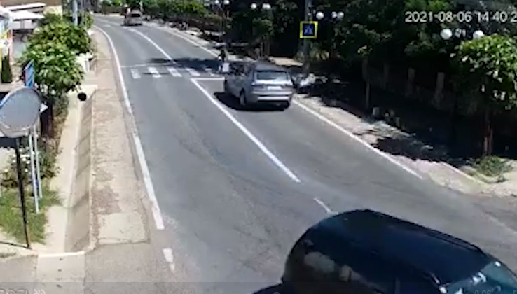 Imagini șocante! O bătrână a fost spulberată pe trecerea de pietoni de o tânără cu un BMW în județul Suceava
