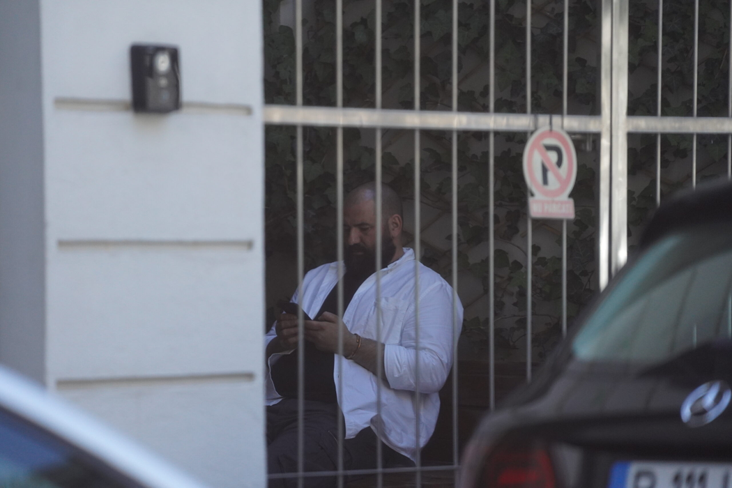 Adrian Hădean așteaptă să ia loc pe scaunul medicului stomatolog, dar are emoții și vorbește la telefon (Foto: CANCAN.RO)