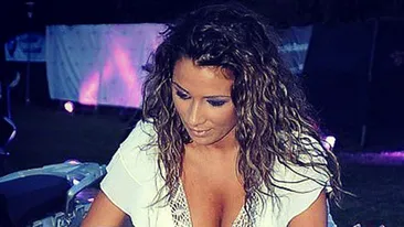 Roxana Vancea, la un pas de tragedie! Ce a patit fosta asistenta TV in timp ce isi conducea bolidul! Vezi aici dovada foto