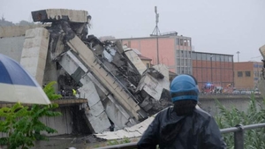 Momentul prăbușirii podului de la Genova! Video halucinant, noi imagini! Un bărbat scapă în ultima clipă