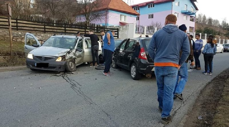 Accident cumplit cu 5 răniți în județul Hunedoara! Au fost implicate 3 mașini