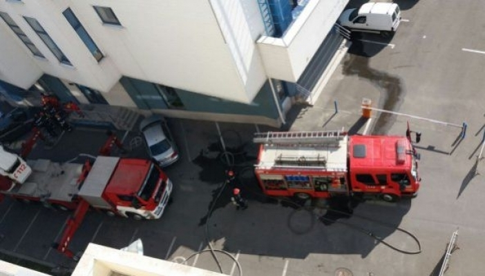 Incendiu puternic la o universitate din Bucureşti. Pompierii au intervenit de urgenţă