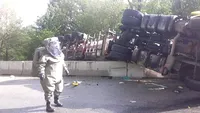 VIDEO. Trafic blocat pe DN 65. O cisternă s-a răsturnat, sunt scurgeri de combustibil