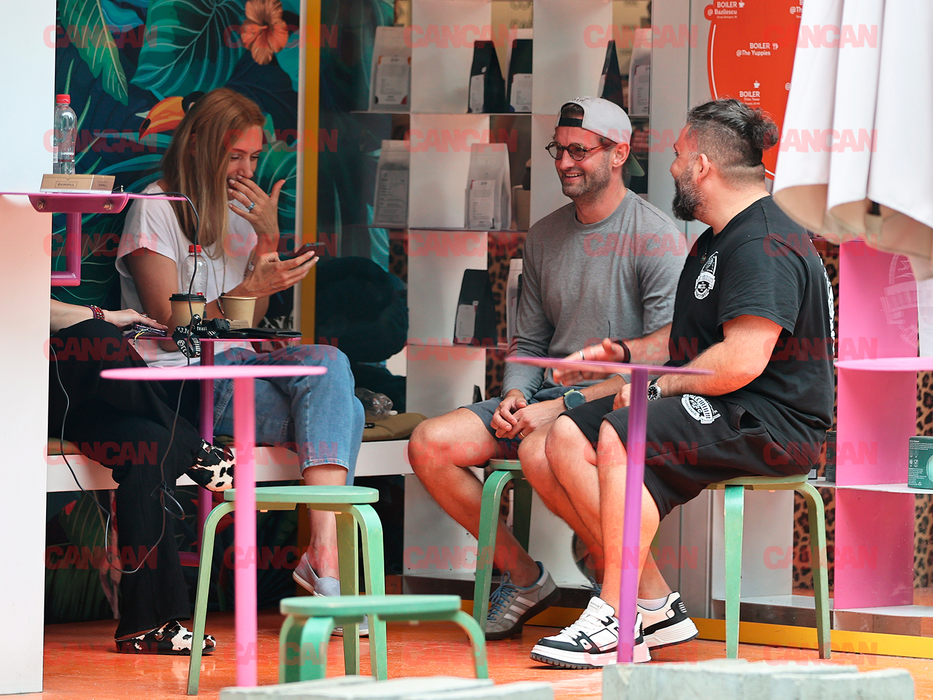 Sorin Brotnei, fost Akcent, la o șuetă pe terasa unei cafenele