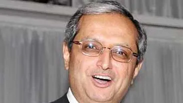 Un bancher cu salariul de un dolar pe an a primit un bonus de 16,7 milioane