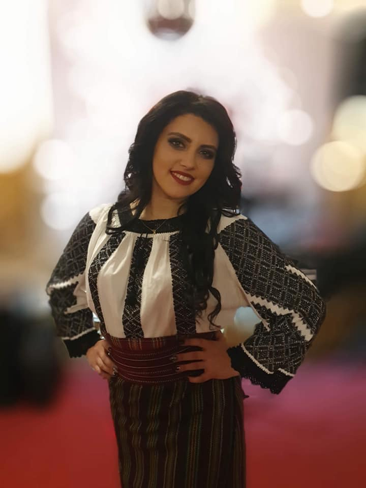 Daniela Cușnir, condusă pe ultimul drum cu lacrimi și cântece de jale. Întrebarea cutremurătoare repetată de mama regretatei cântărețe lângă sicriu | FOTO