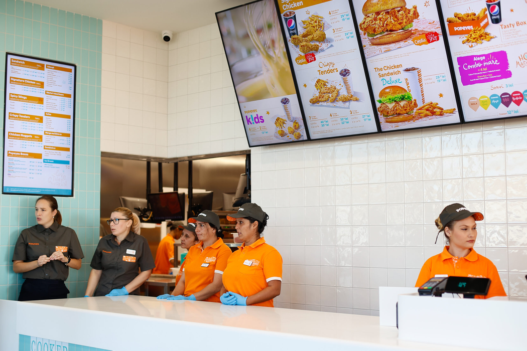 Popeyes România deschide primul restaurant de tip Drive-Thru din țară