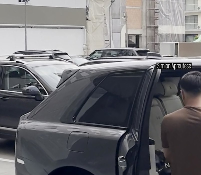 Simion Ioan Apreutese conduce un Rolls-Royce Cullinan