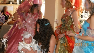 Drama incredibila in familia celei mai tinere mamici din Romania! Ce a ajuns sa faca minora, de dragul fiicei ei!