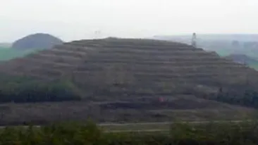 VIDEO Extraterestrii  au lasat urme  pe Pamant! O piramida din vestul Chinei, pista de aterizare pentru OZN-uri?!