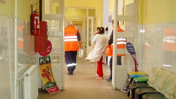 Caz șocant în Bacău! 24 de copii au ajuns la spital, după ce au mâncat de la un fast-food