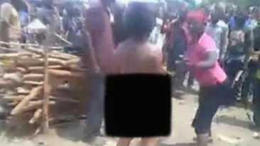VIDEO / Caz înfiorător! O femeie a fost violată şi decapitată în faţa mai multor oameni! E halucinant ce au făcut cu sângele ei