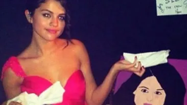 Selena Gomez, sexy, dar racita cobza pe scena! Si-a suflat nasul non-stop!